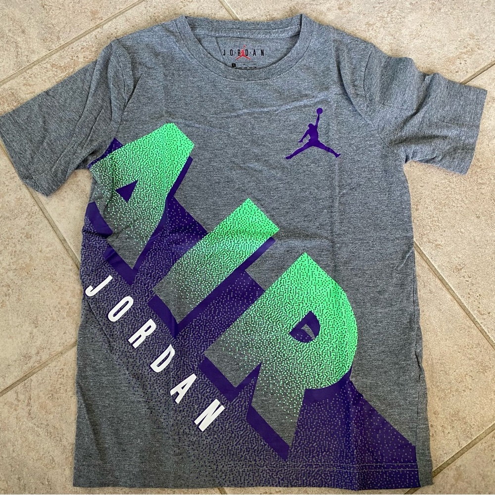Air Jordan’s graphic grey tee boys size small